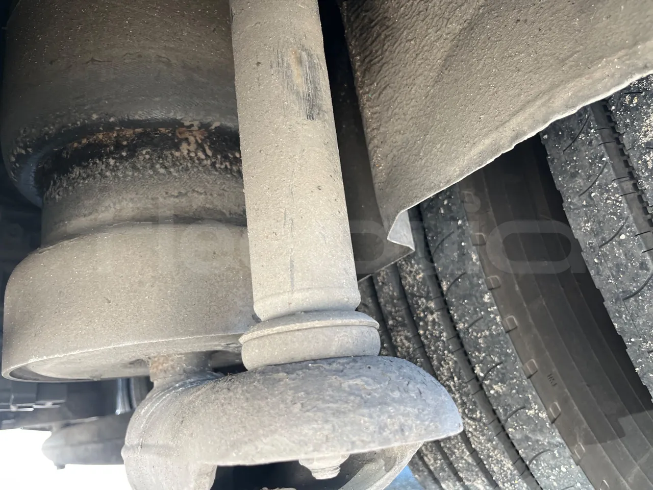 Man Lion's Coach AG R07 - EUR3 - 301kW - 12m -  D2866 LOH34 - axle 2 shock absorbers 1 left