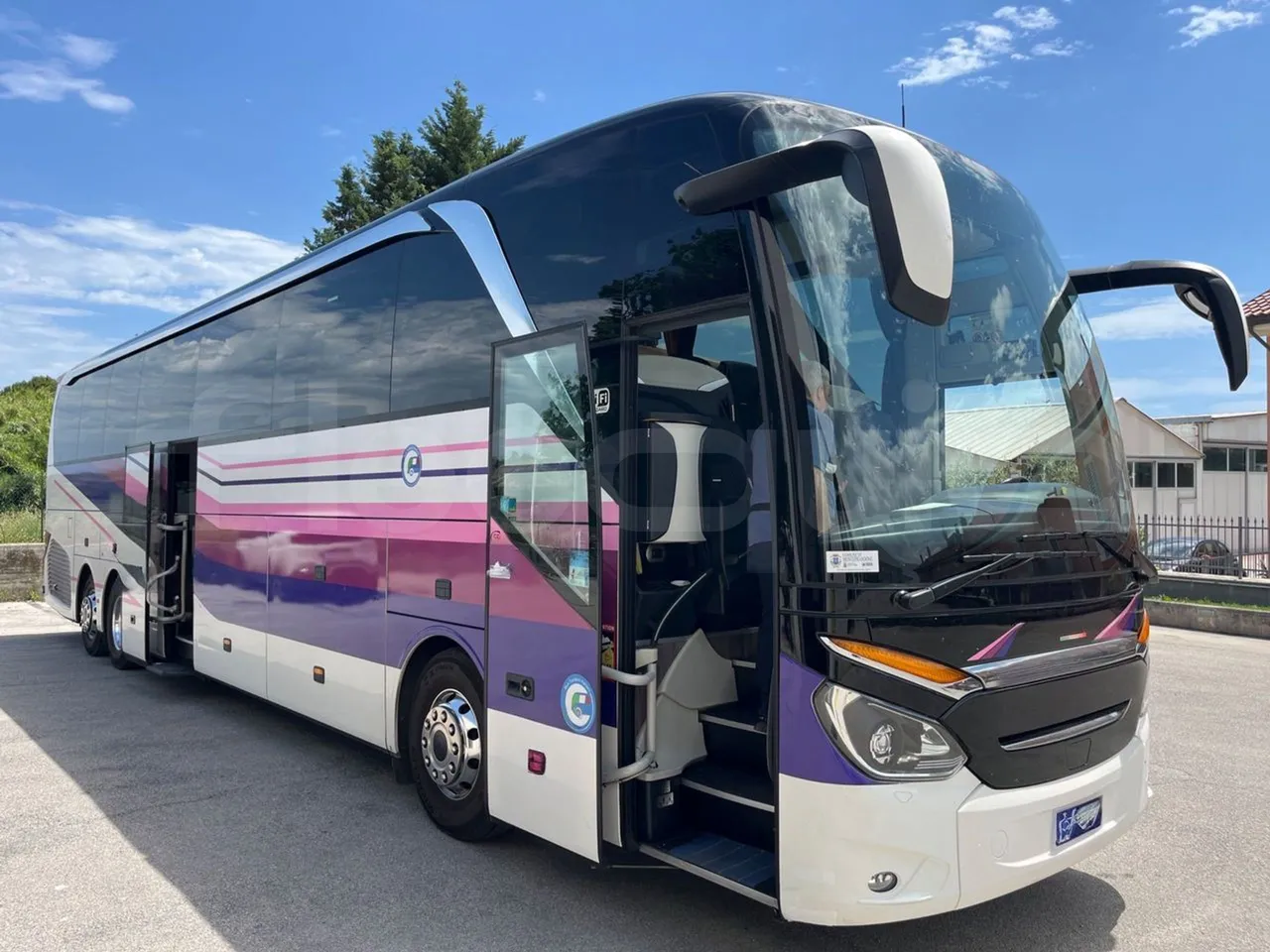 Setra S517 - 3/4 right front doors open
