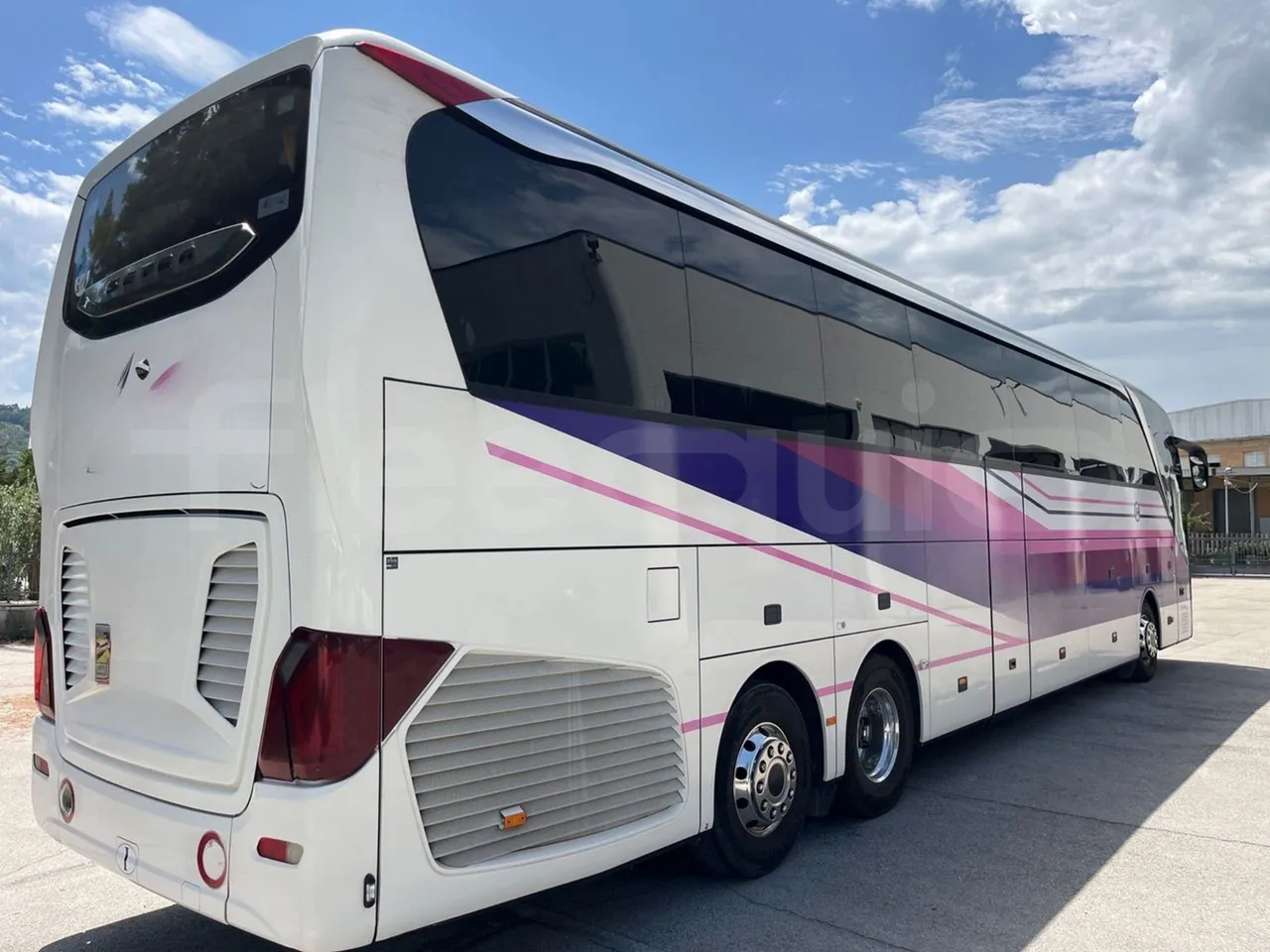 Setra S517 - 3/4 right rear doors closed