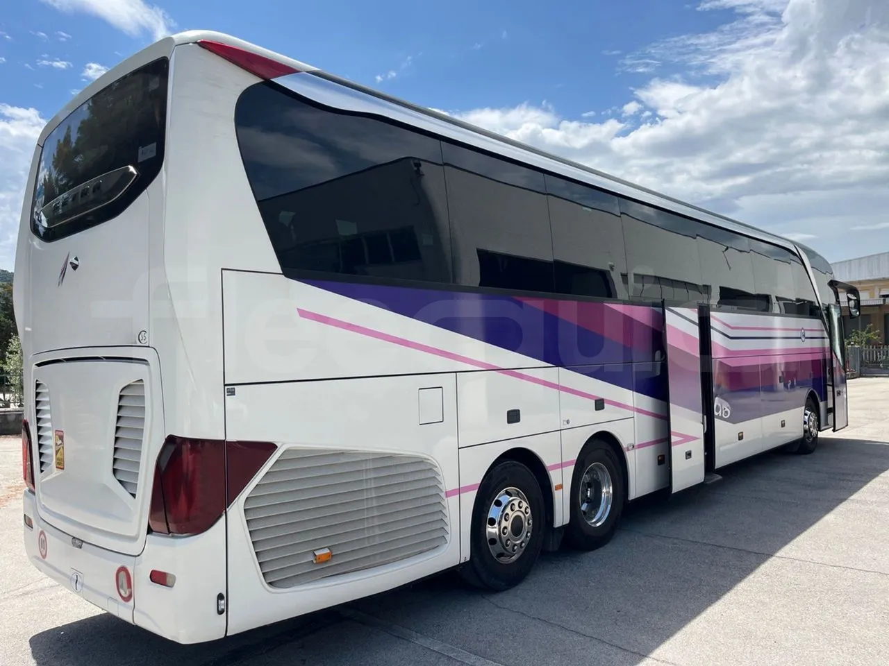 Setra S517 - 3/4 right rear doors open