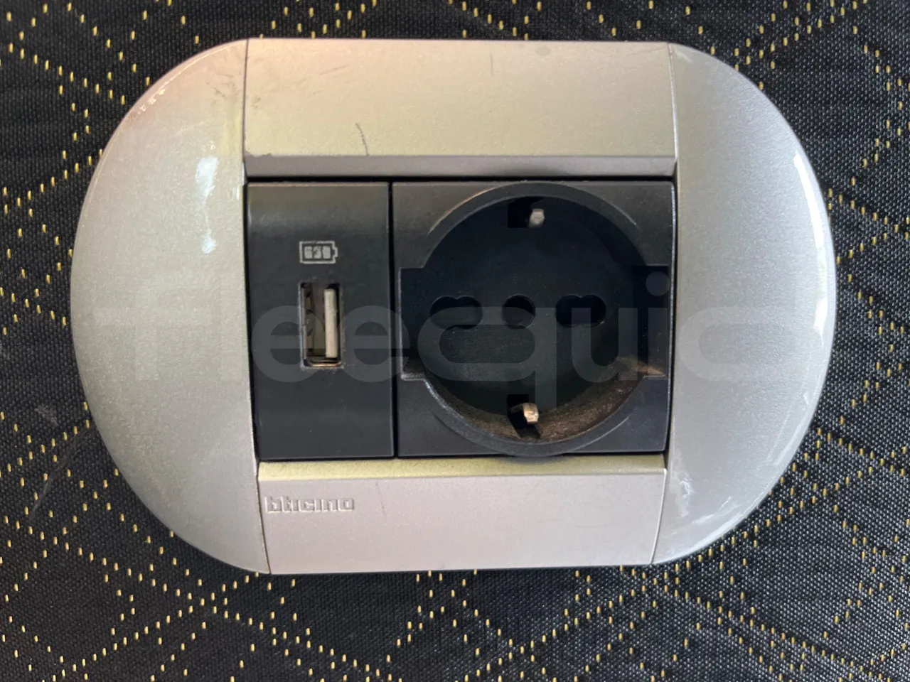 Setra S517 - usb charging detail