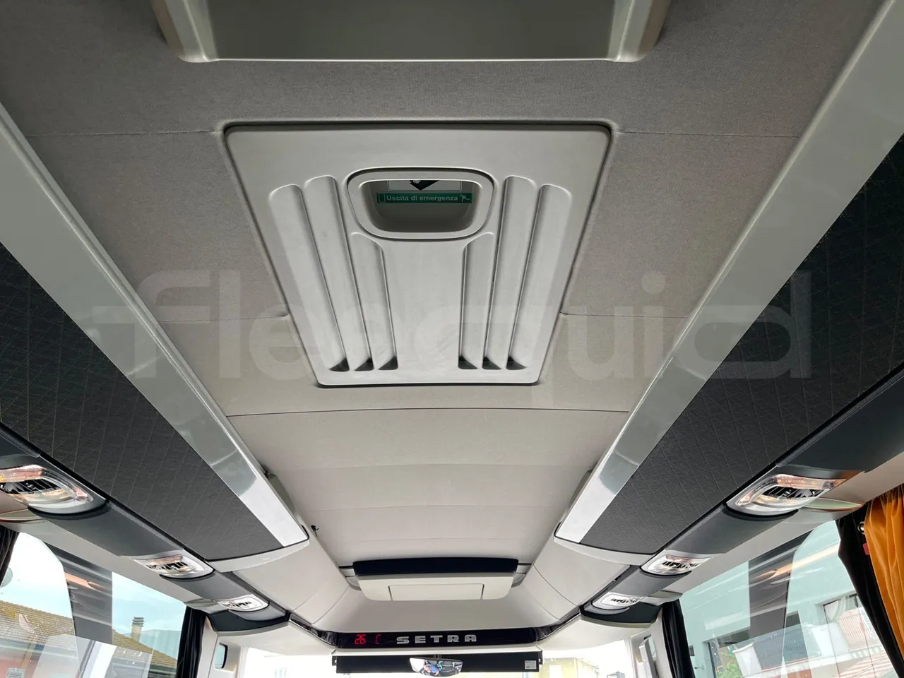 Setra S517 - roof hatch 1