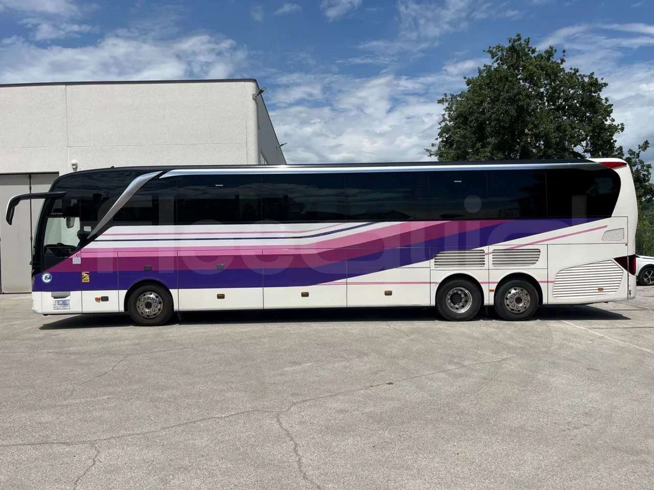 Setra S517 - left side photo