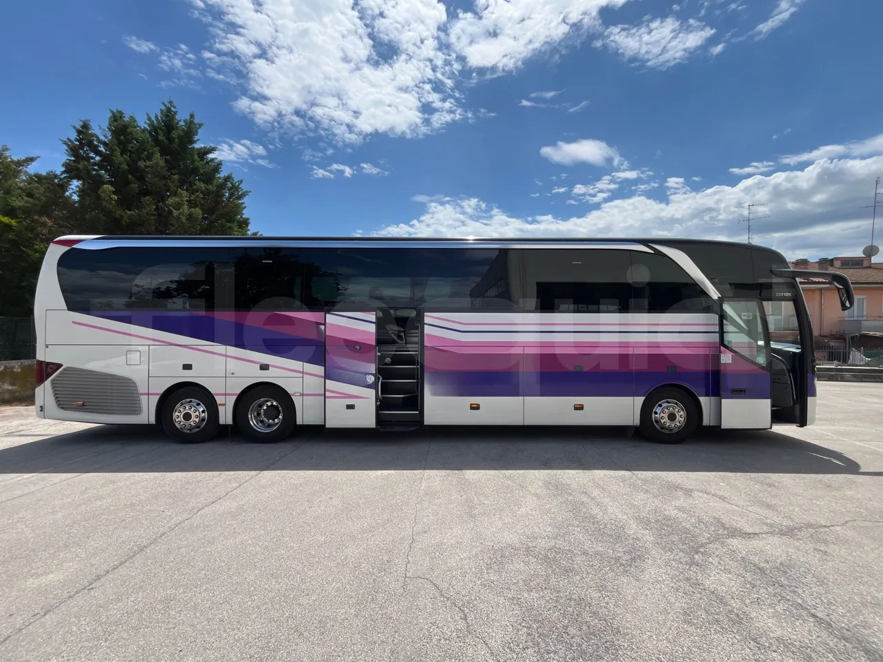 Setra S517 - right side doors closed