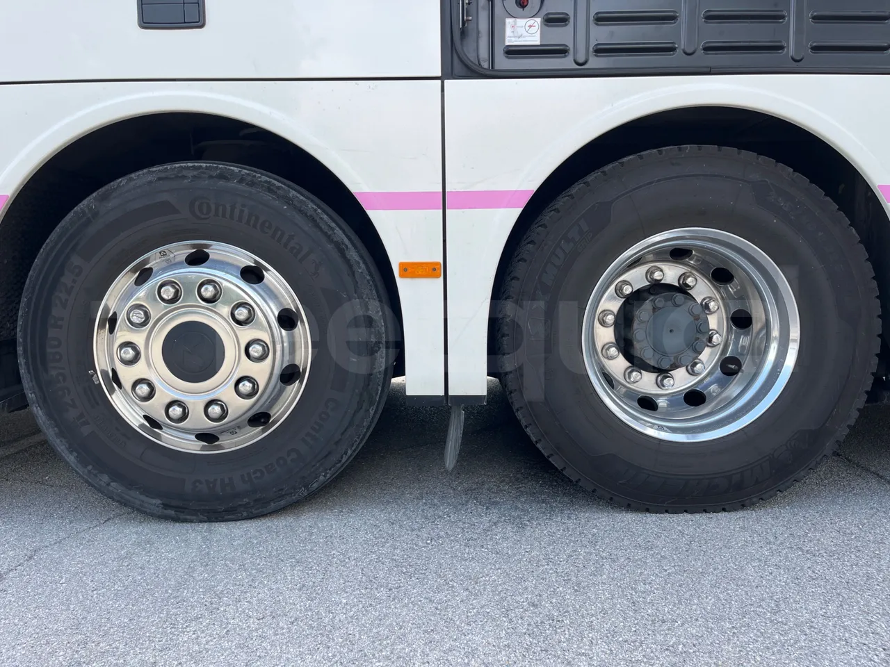 Setra S517 - rear left tire photo