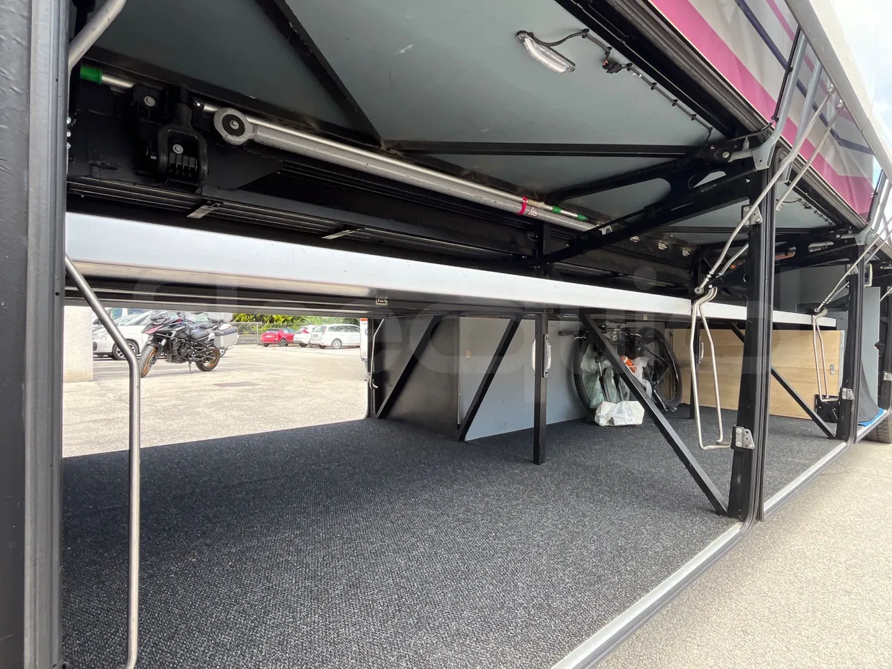 Setra S517 - under carpet photo