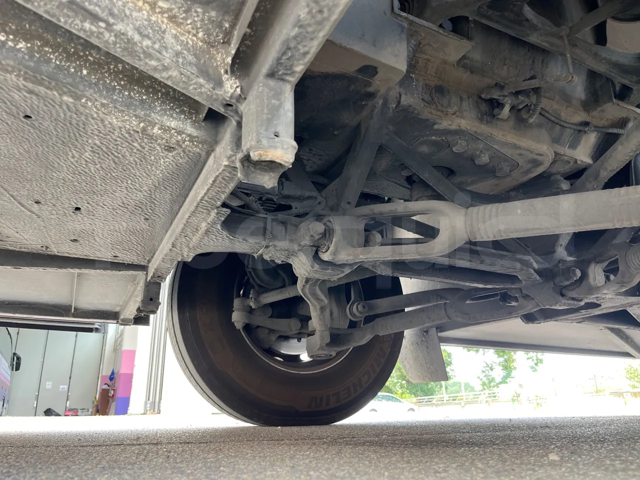 Setra S517 - front axle right side