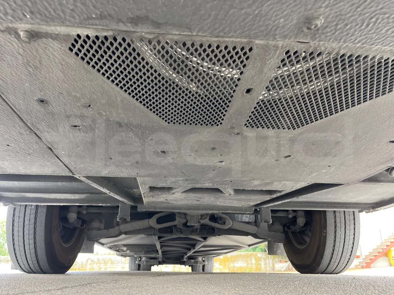 Setra S517 - front undercarriage from front