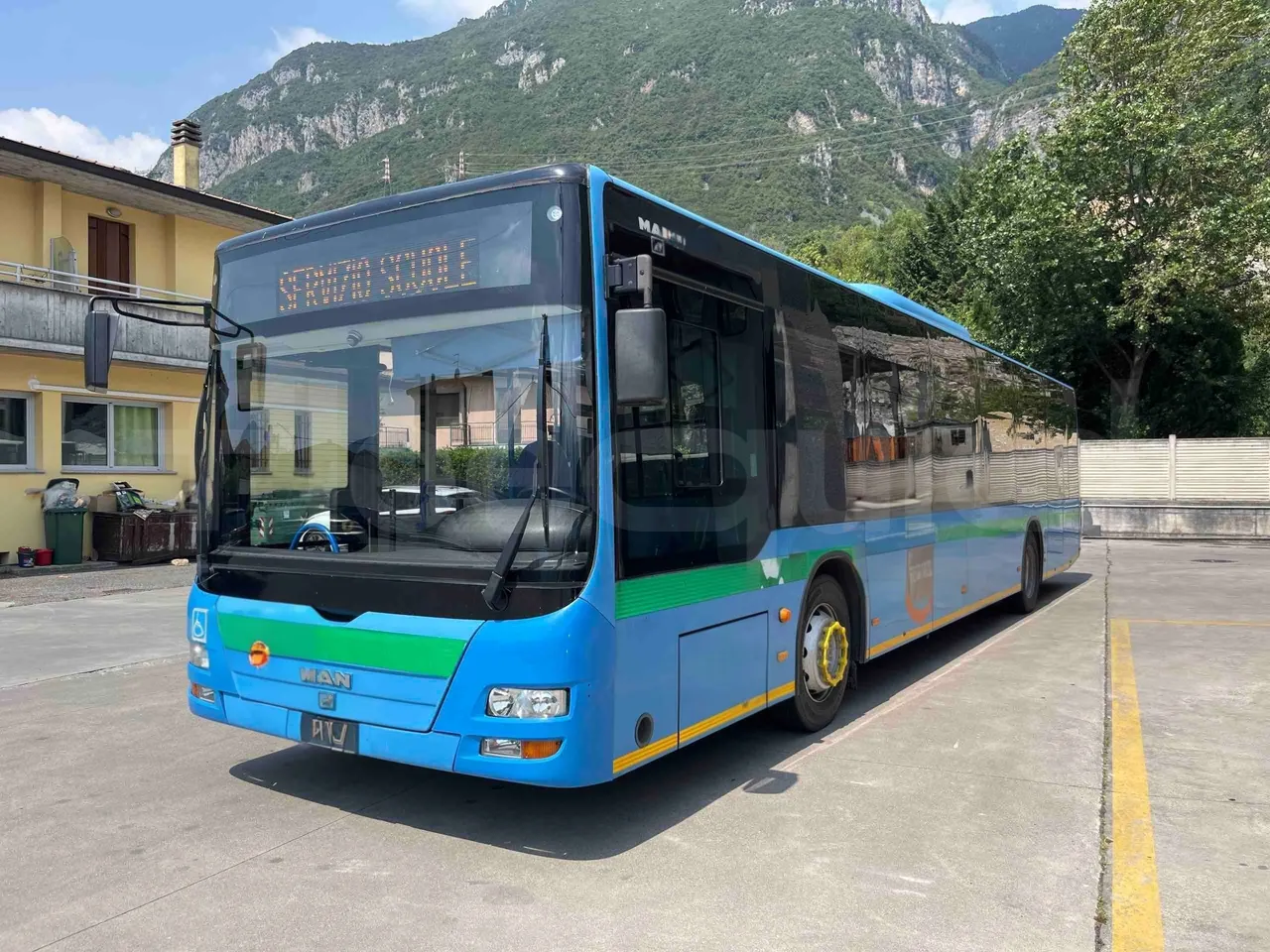 Man A20 - 3/4 front left
