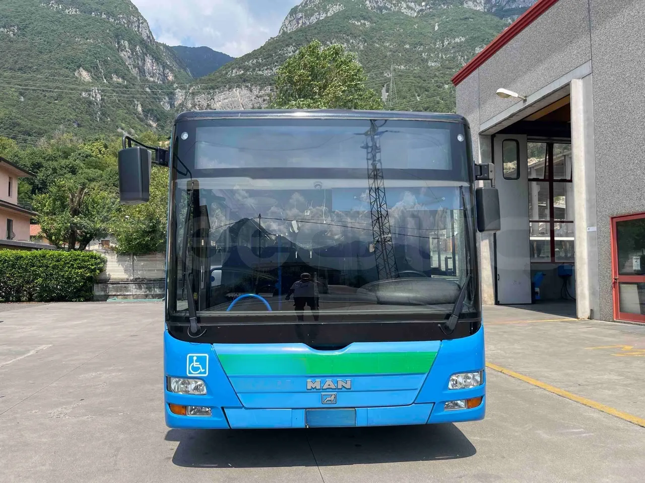 Man A20 - front photo