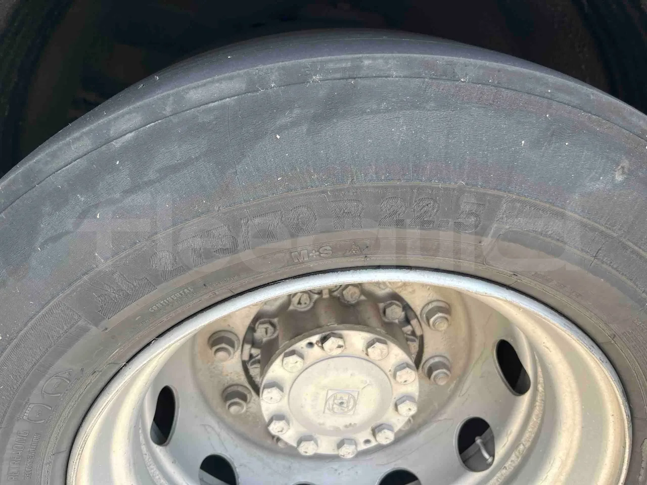 Man A20 - tread condition front tires right