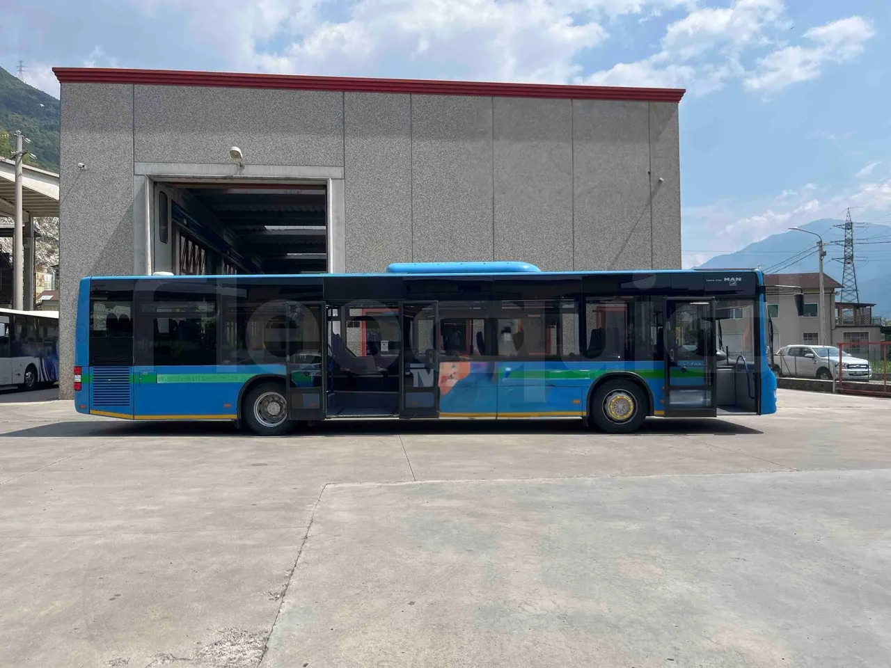 Man A20 - right side doors open