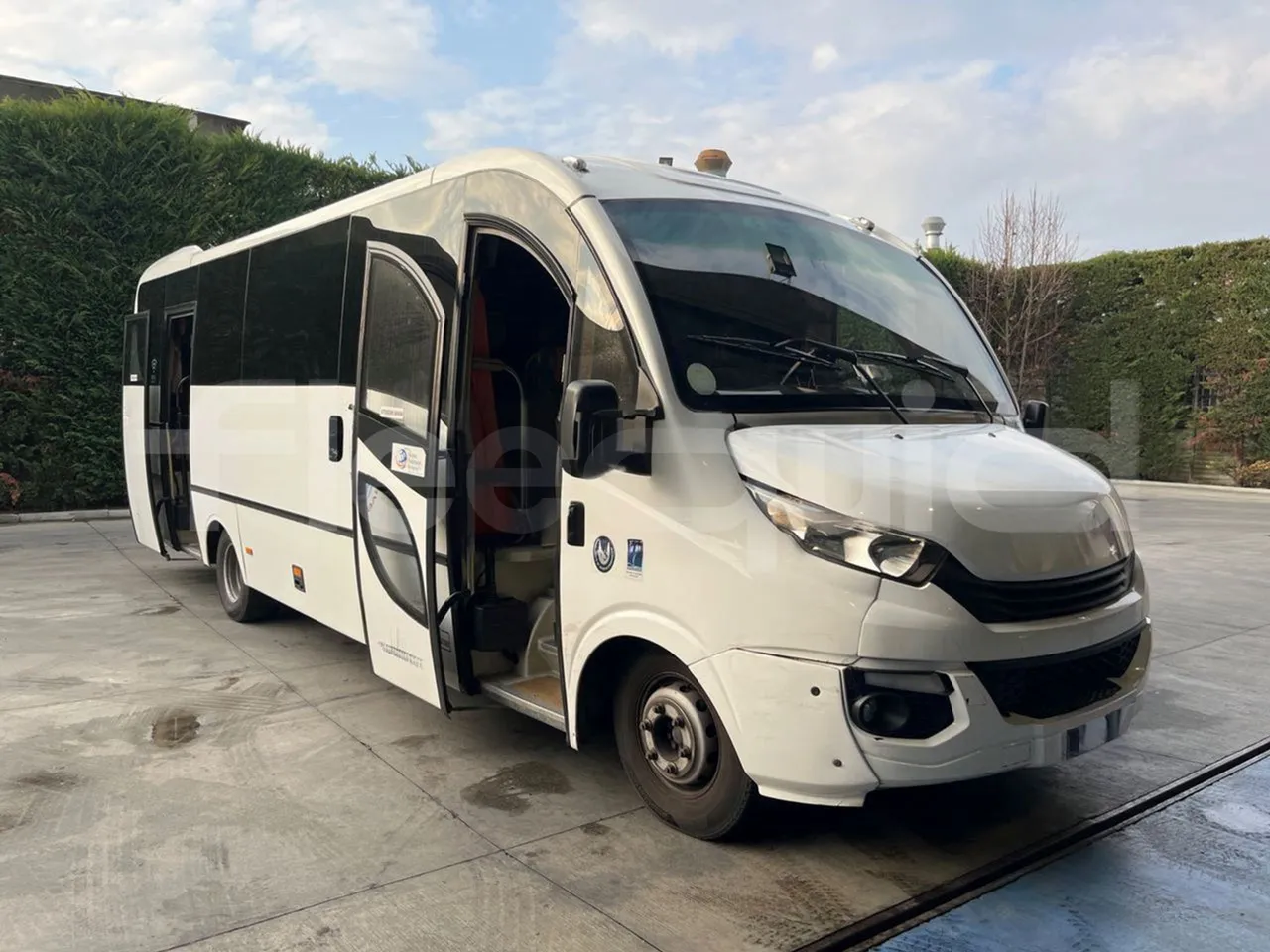 Iveco Daily DYPARRO - EUR6 - 312kW - 8.620m - 3/4 right front doors open