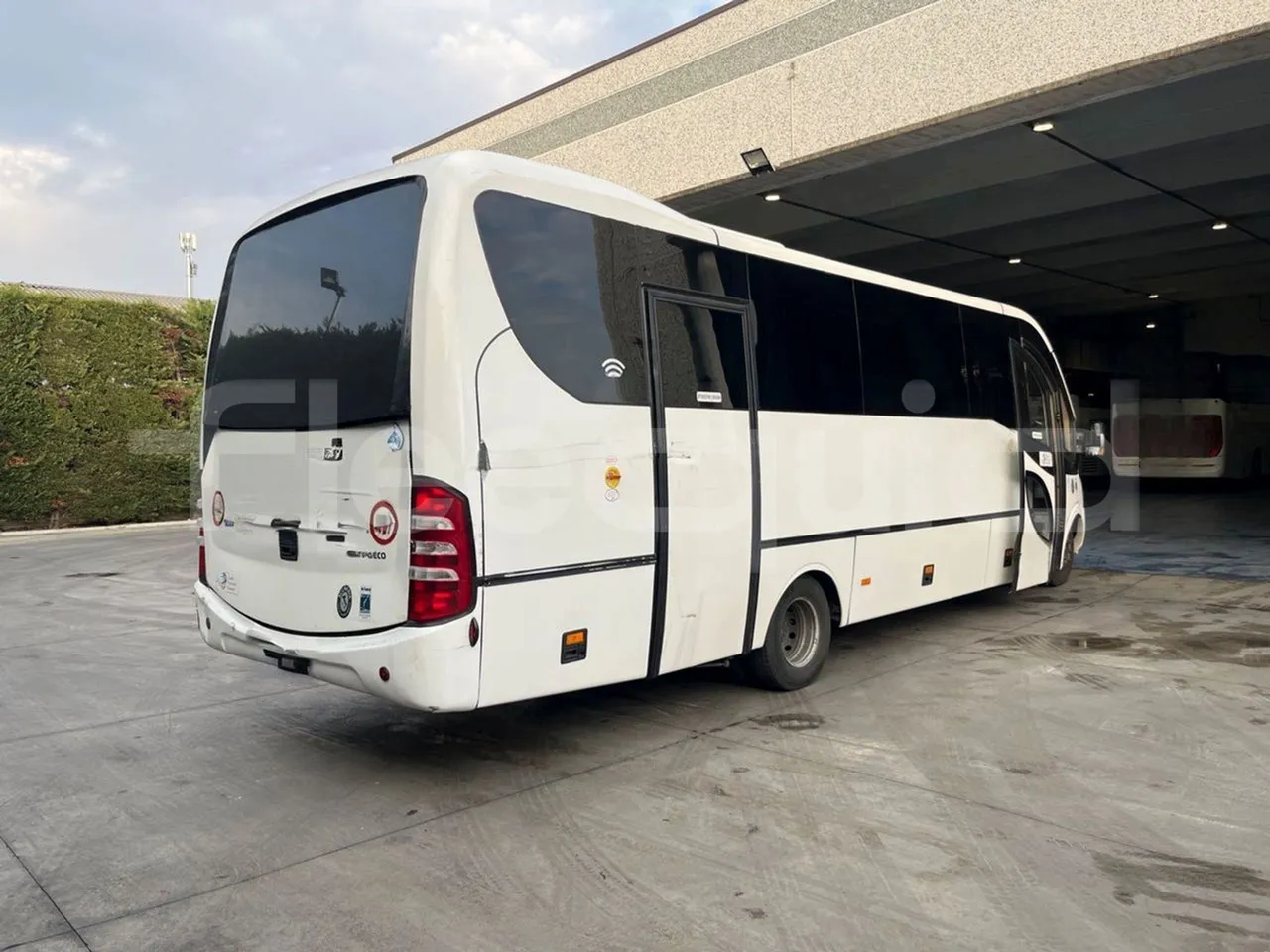 Iveco Daily DYPARRO - EUR6 - 312kW - 8.620m - 3/4 right rear doors closed