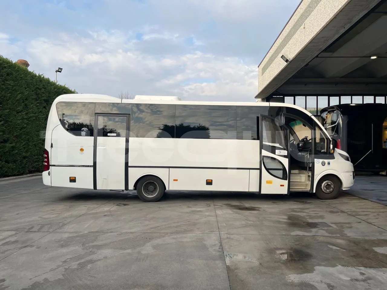 Iveco Daily DYPARRO - EUR6 - 312kW - 8.620m - right side doors closed