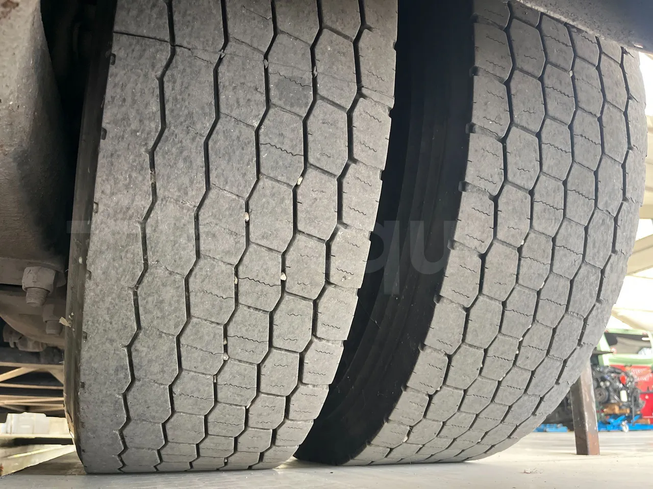 Iveco Domino - First Axle Left Side: Tyre Thickness