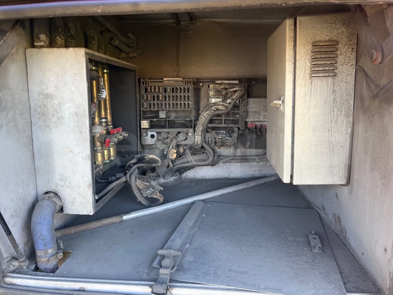 Man Ratio 18440/R33 - Euro 4 - 324 kW - 12,10 mt - engine plate photo