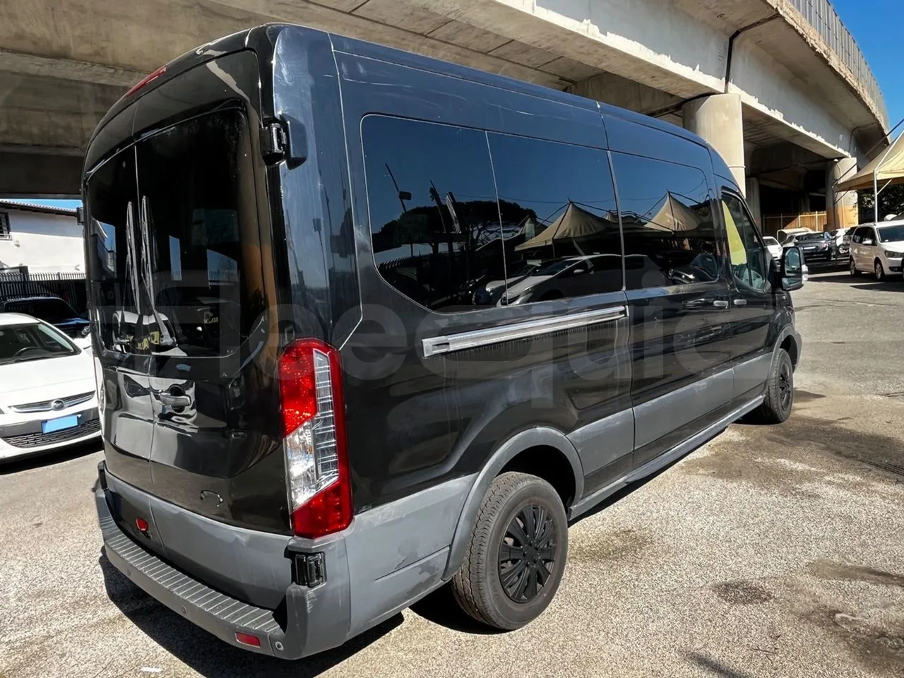 Ford Transit FAD - Euro6B - 125kW - 5.981mt - 3/4 right rear doors closed