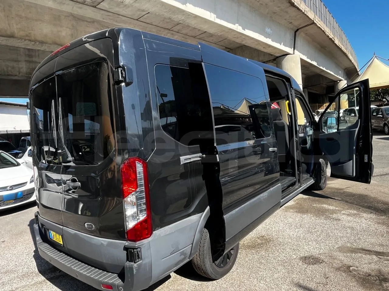 Ford Transit FAD - Euro6B - 125kW - 5.981mt - 3/4 right rear doors open