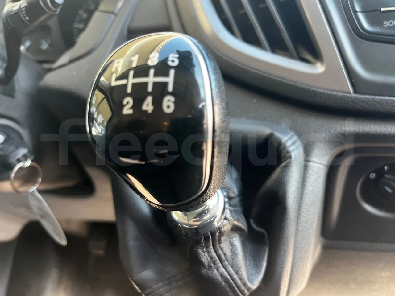 Ford Transit FAD - Euro6B - 125kW - 5.981mt - usb charging detail