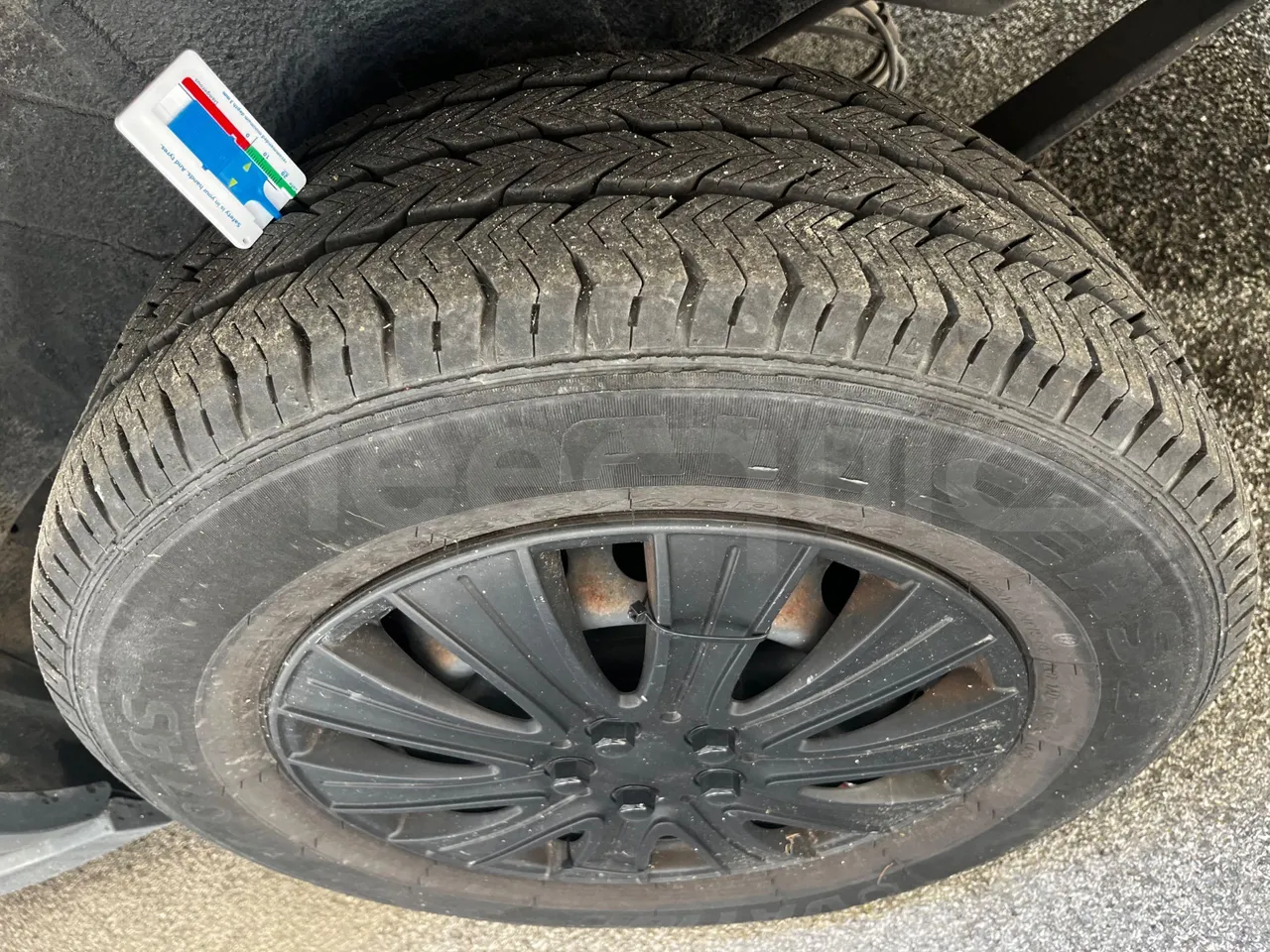 Ford Transit FAD - Euro6B - 125kW - 5.981mt - tread condition front tires right