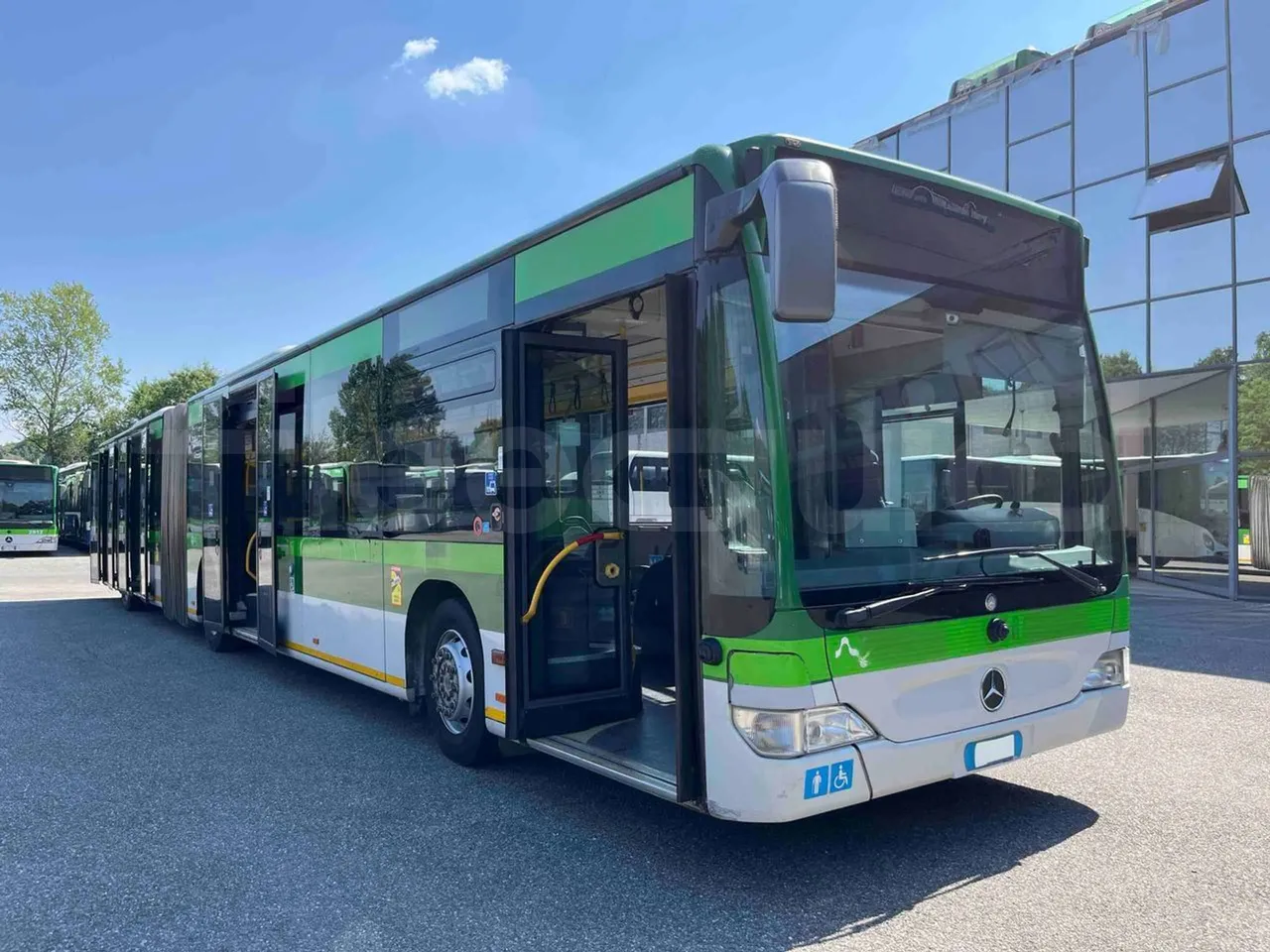 Mercedes-Benz Citaro G - 3/4 right front doors open
