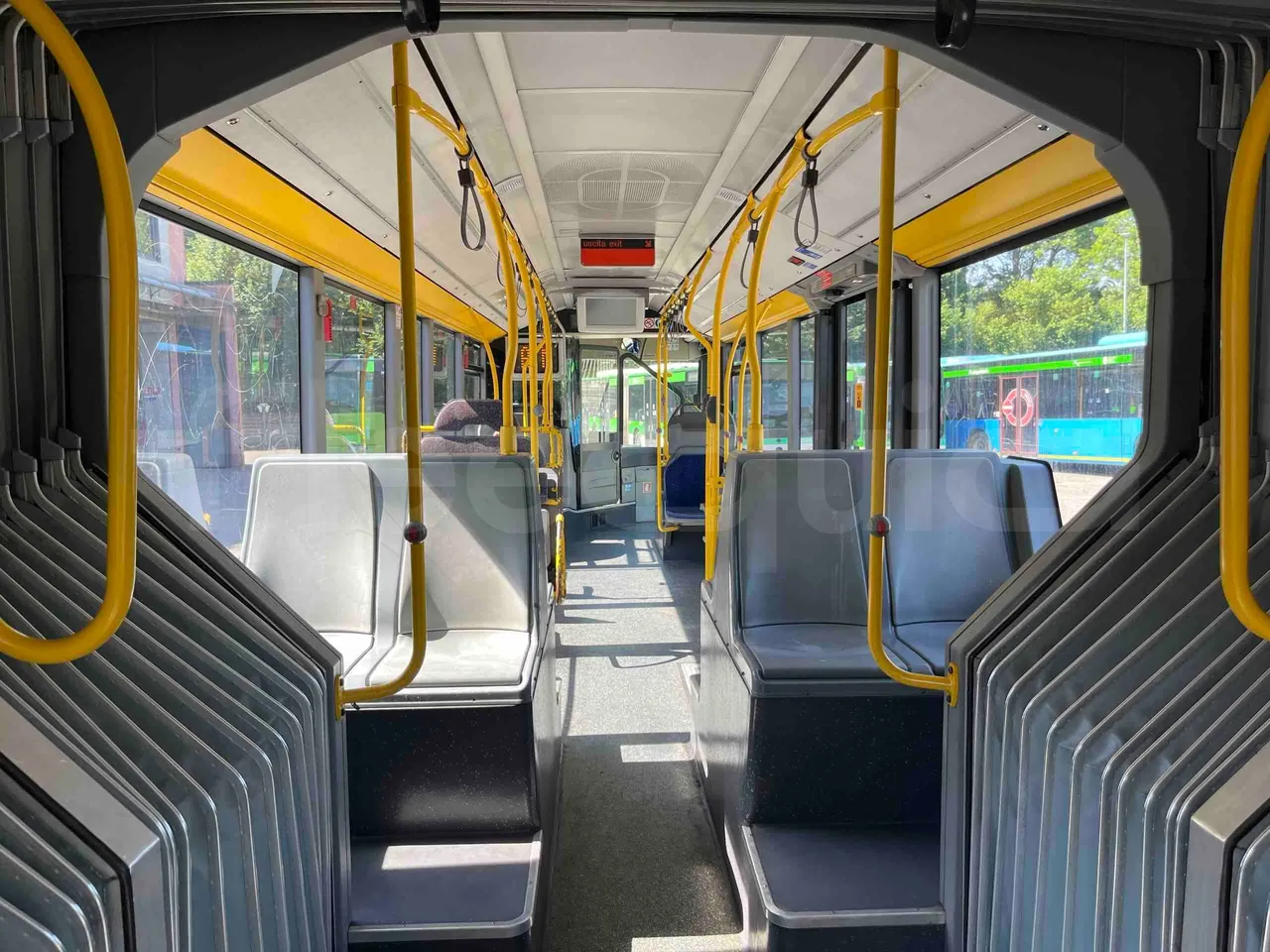 Mercedes-Benz Citaro G - forward view middle aisle
