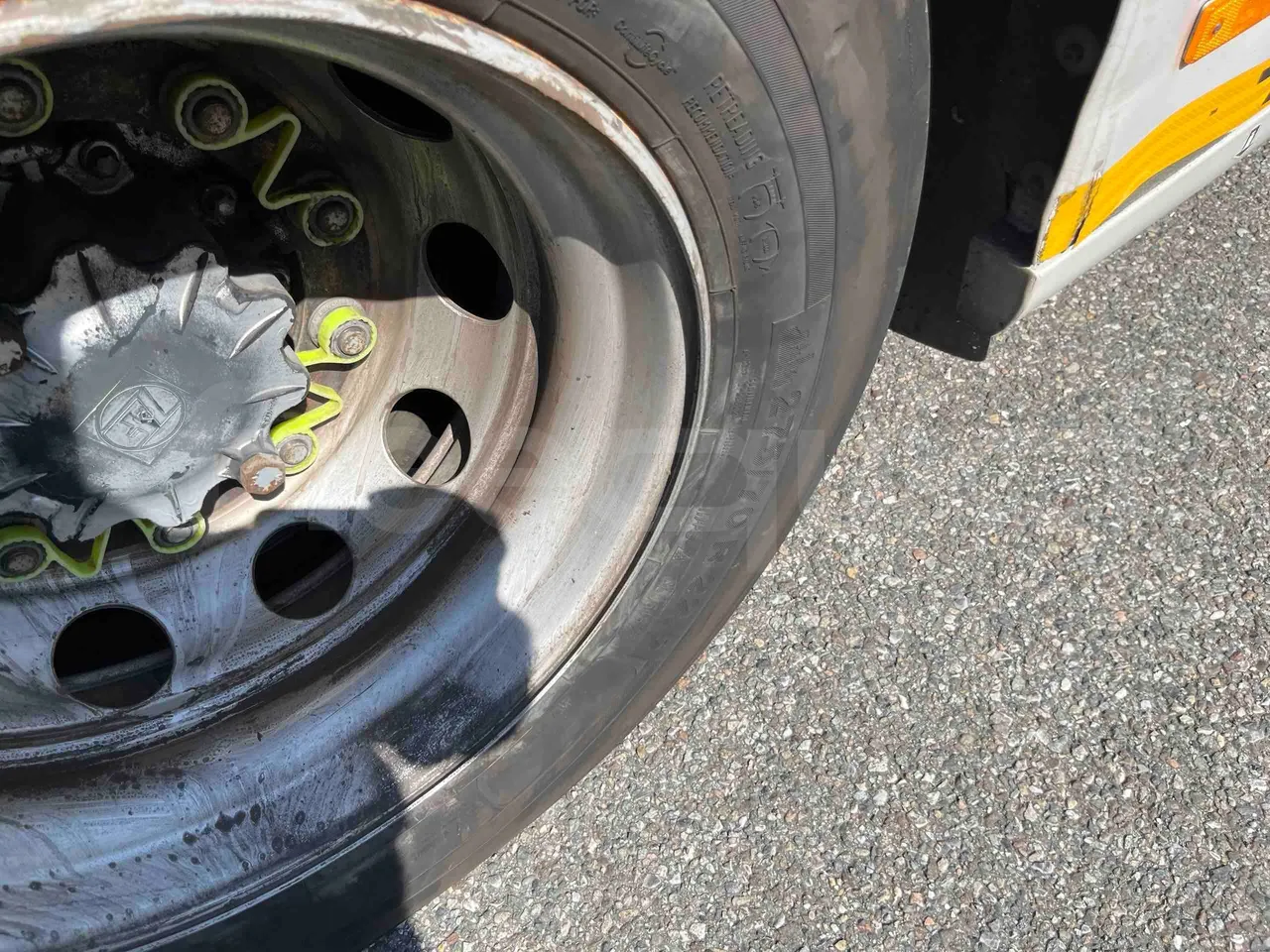 Mercedes-Benz Citaro G - tread condition front tires right