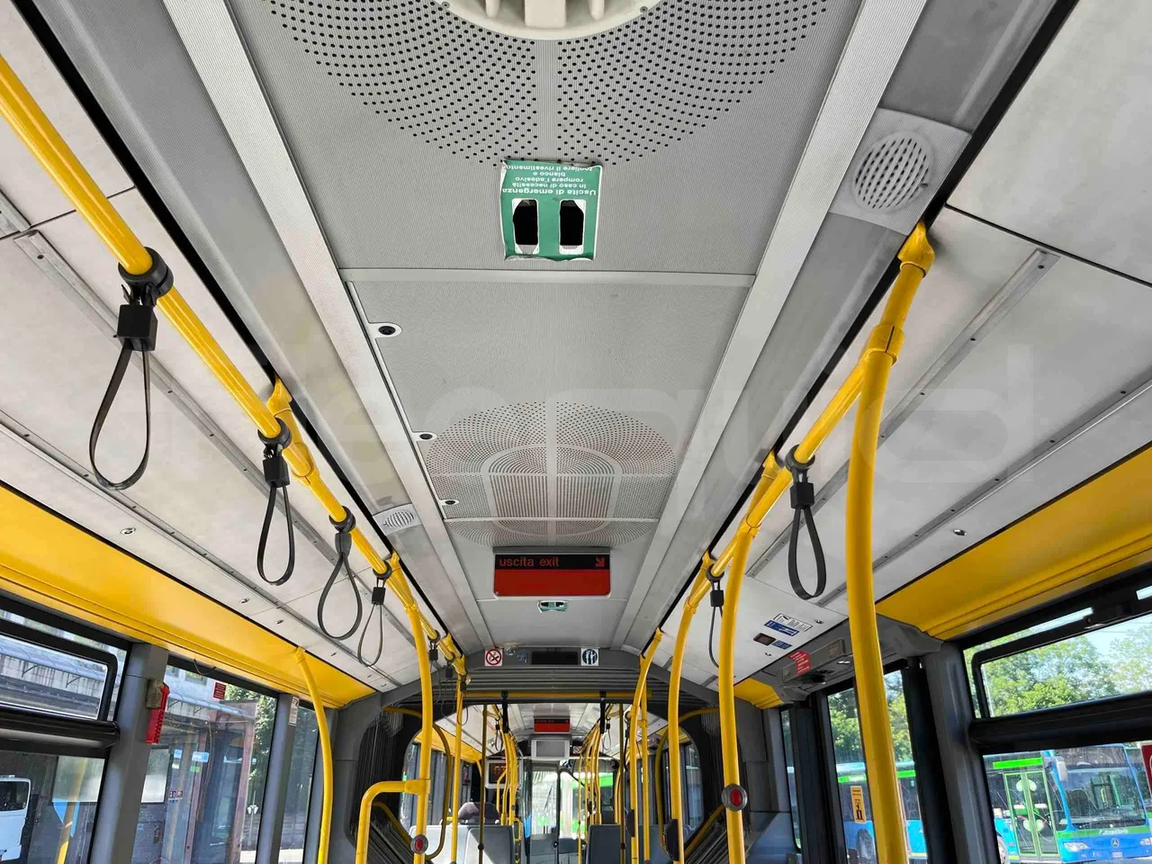 Mercedes-Benz Citaro G - overhead compartments photo