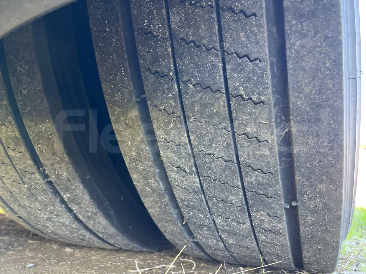 Volvo Barbi Genesis HDHV - Euro3 - 309kW - 13.810mt - tread condition front tires left