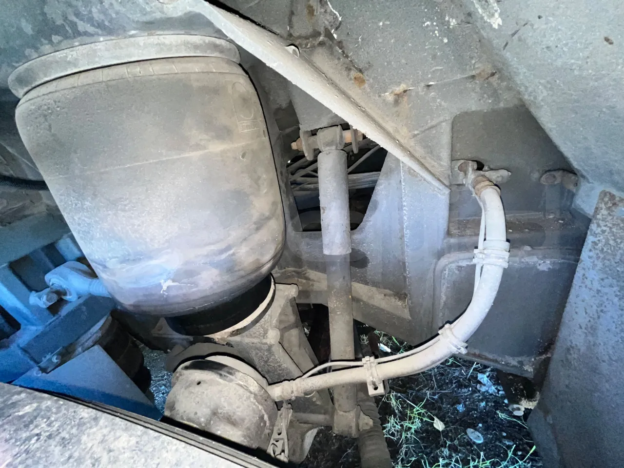 Volvo Barbi Genesis HDHV - Euro3 - 309kW - 13.810mt - axle 3 air springs 2 left