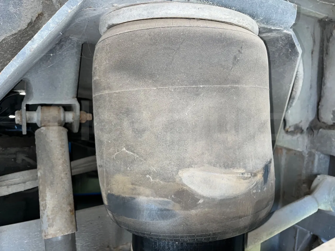 Volvo Barbi Genesis HDHV - Euro3 - 309kW - 13.810mt - axle 3 air springs 1 right