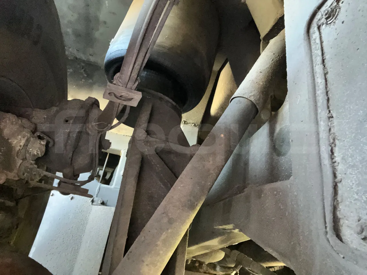 Volvo Barbi Genesis HDHV - Euro3 - 309kW - 13.810mt - axel 3 shock absorbers 1 left