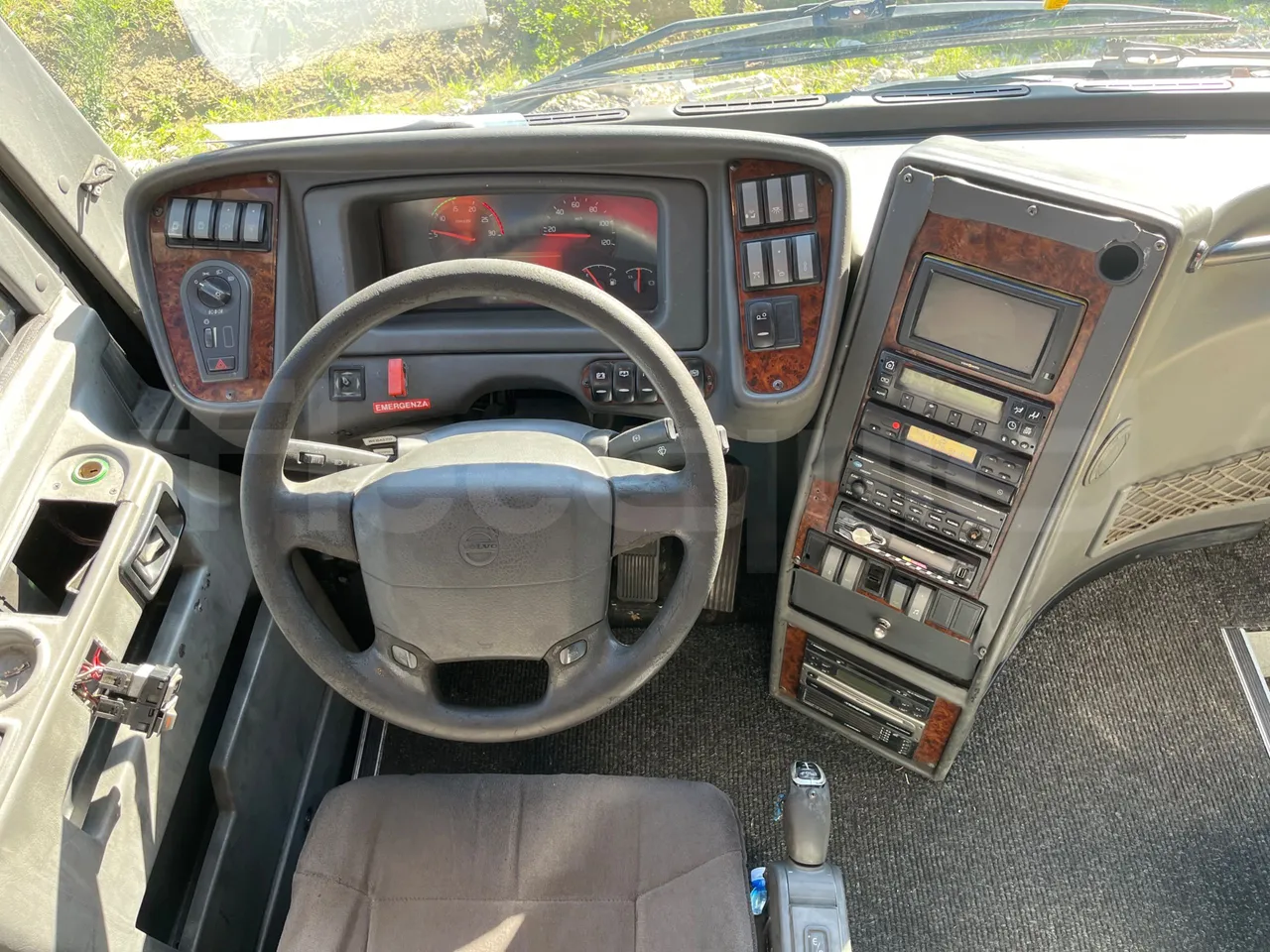 Volvo Barbi Genesis HDHV - Euro3 - 309kW - 13.810mt - steering wheel photo