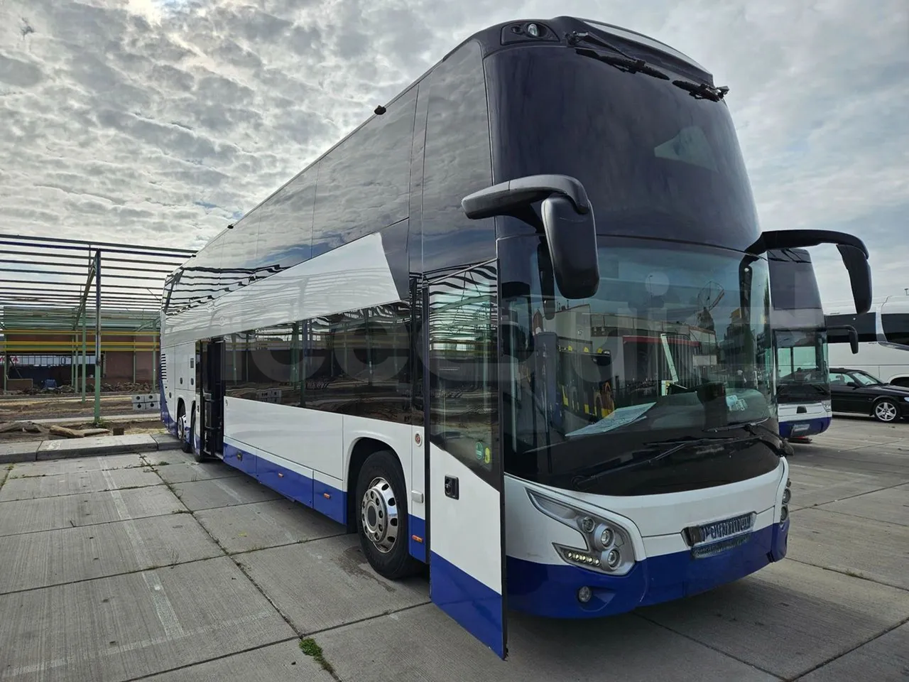 Vdl Futura FDD2-141/510-EUR6 - 375kW - 14.145m - 3/4 right front doors open