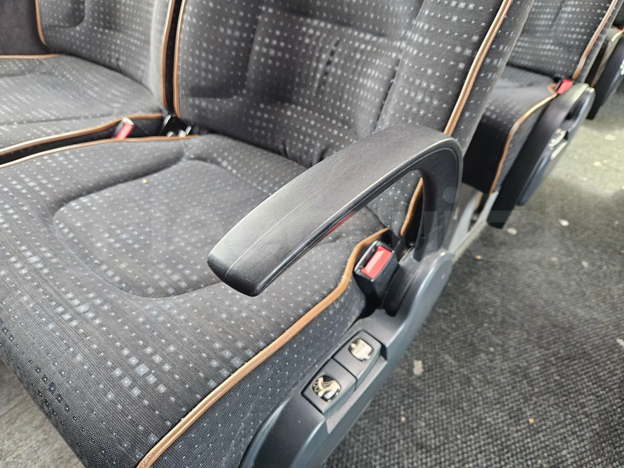 Vdl Futura FDD2-141/510-EUR6 - 375kW - 14.145m - armrest detail photo