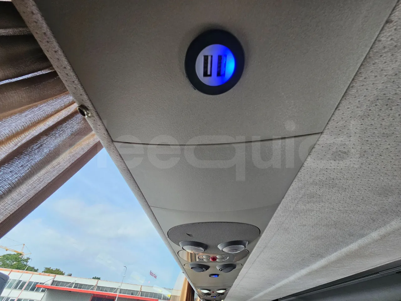 Vdl Futura FDD2-141/510-EUR6 - 375kW - 14.145m - usb charging detail