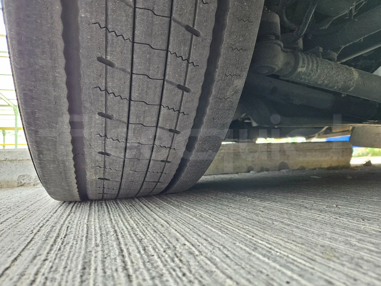 Vdl Futura FDD2-141/510-EUR6 - 375kW - 14.145m - tread condition third axle tires right