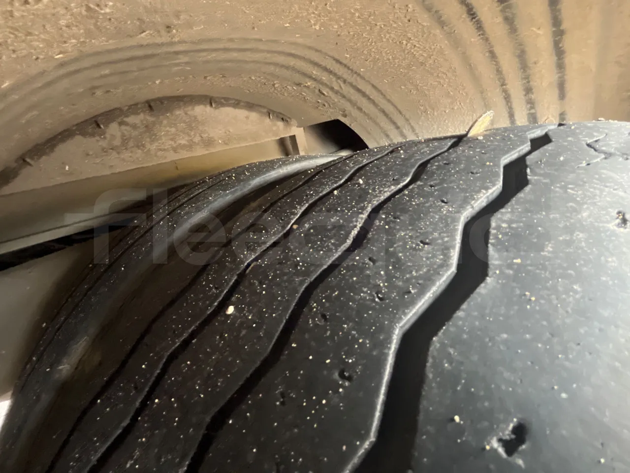 Mercedes-Benz OC500LE 1830H - EUR4 - 220kW -13.200m - tread condition front tires left