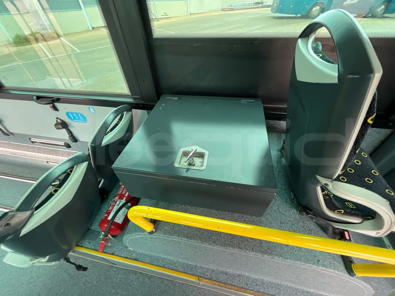 Mercedes-Benz OC500LE 1830H - EUR4 - 220kW -13.200m - power outlets detail