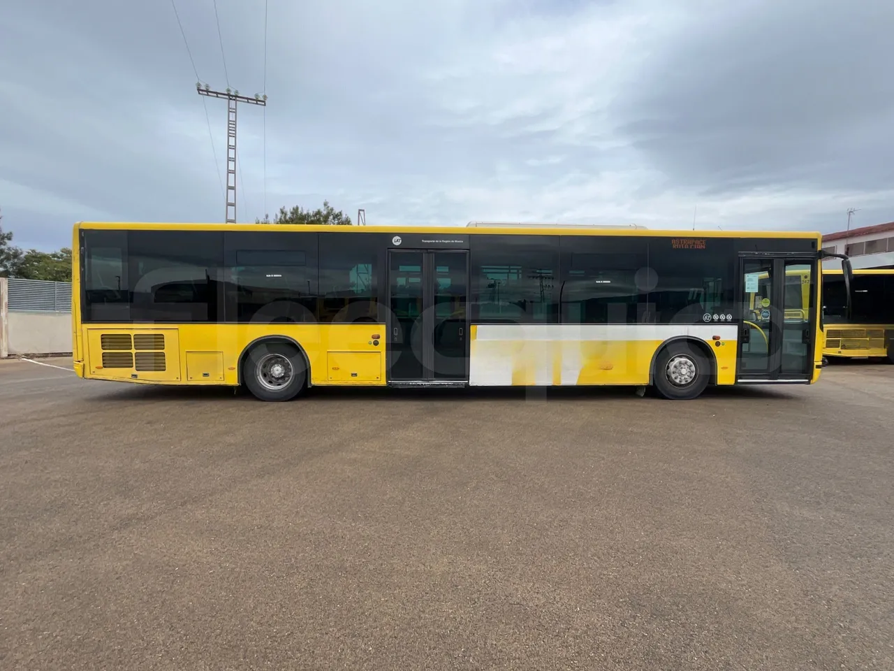 Mercedes-Benz OC500LE 1830H - EUR4 - 220kW -13.200m - under carpet photo