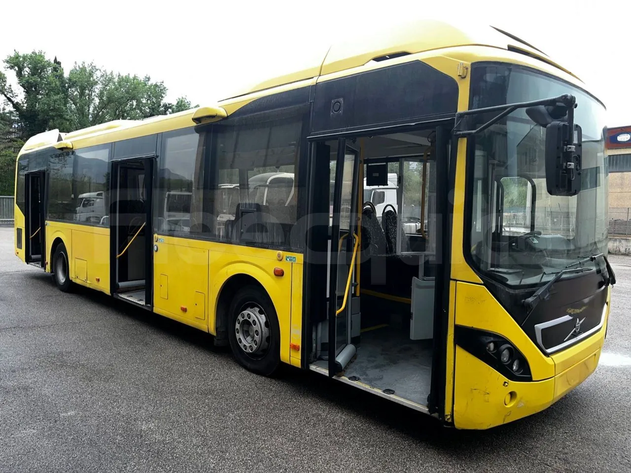 Volvo B4SC 7900  - Euro6 - 177kW - 12.134mt - 3/4 right front doors open