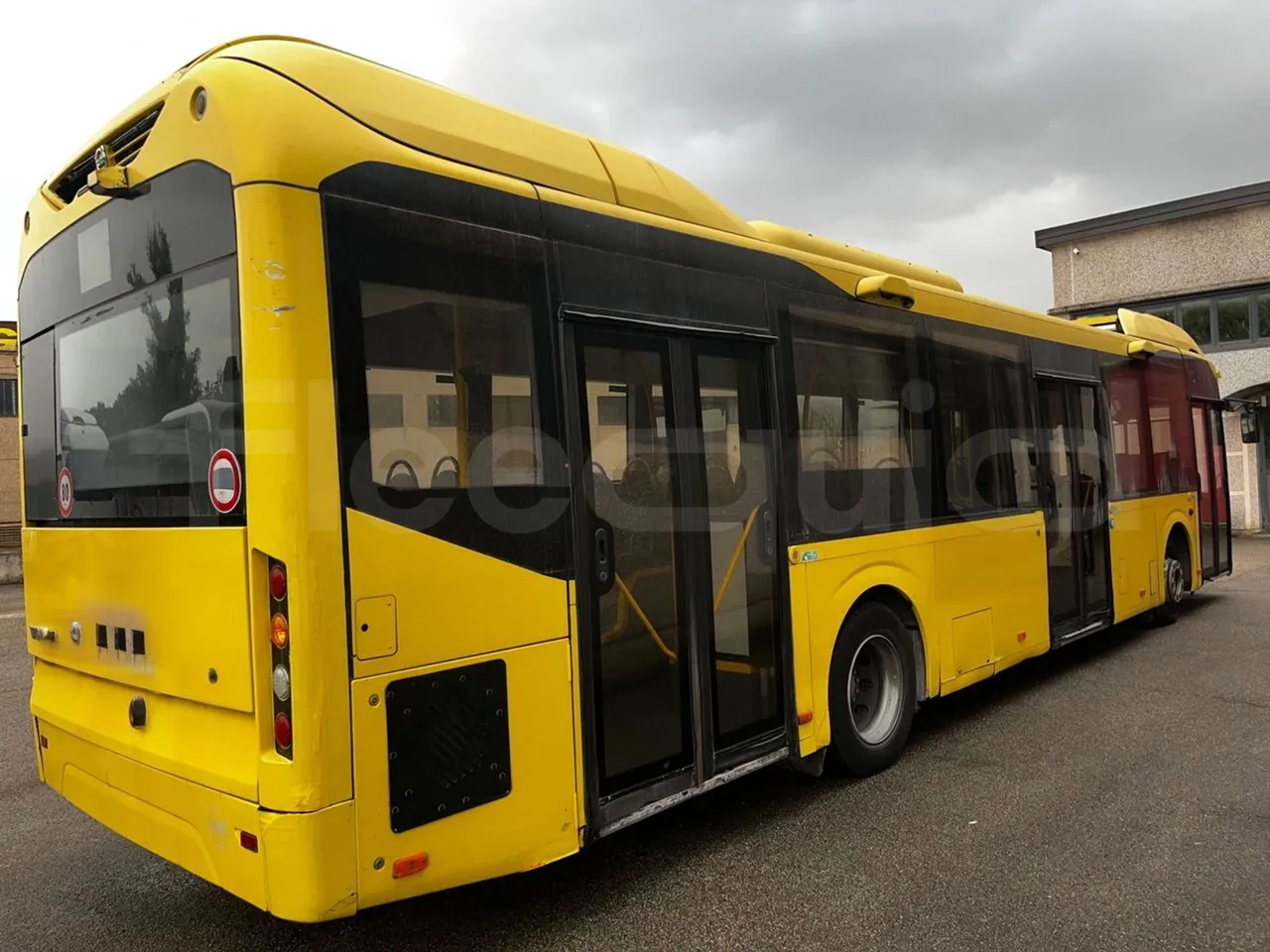 Volvo B4SC 7900  - Euro6 - 177kW - 12.134mt - 3/4 right rear doors closed