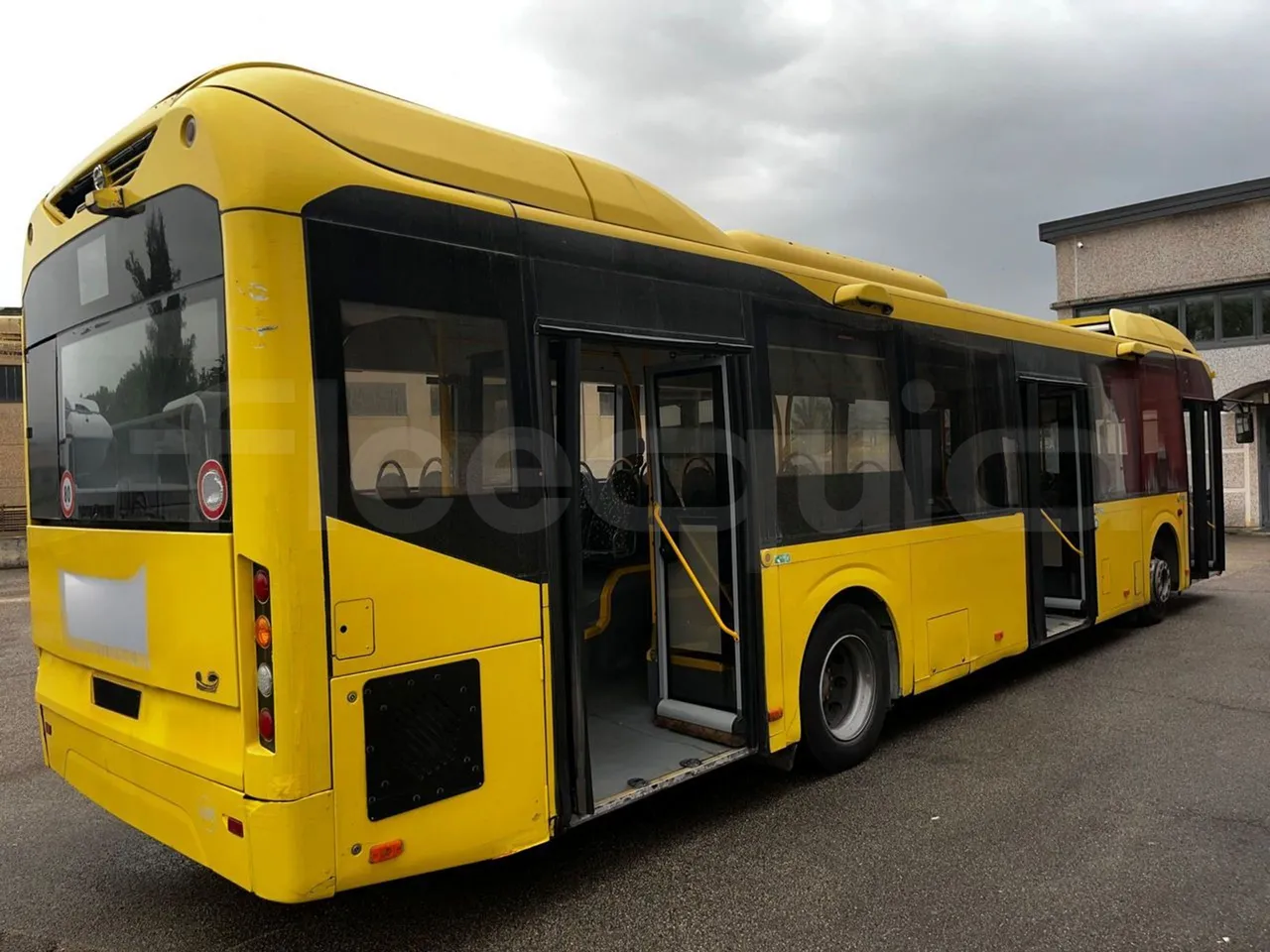 Volvo B4SC 7900  - Euro6 - 177kW - 12.134mt - 3/4 right rear doors open