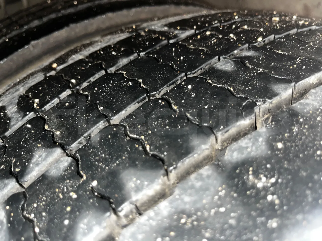 Volvo B4SC 7900  - Euro6 - 177kW - 12.134mt - tread condition front tires left