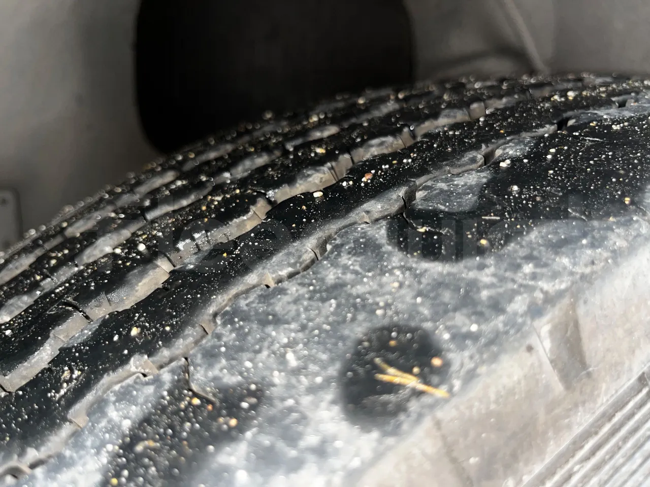 Volvo B4SC 7900  - Euro6 - 177kW - 12.134mt - tread condition front tires right