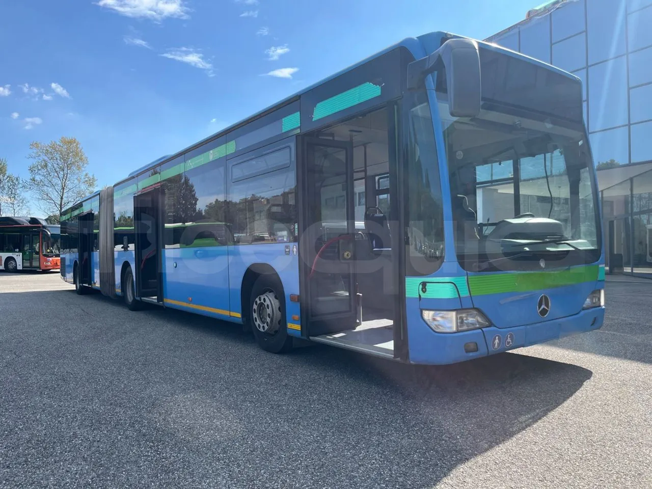 Mercedes-Benz Citaro G O530/Euro 4 - 260 Kw - 17,940 Mt - 3/4 right front doors open