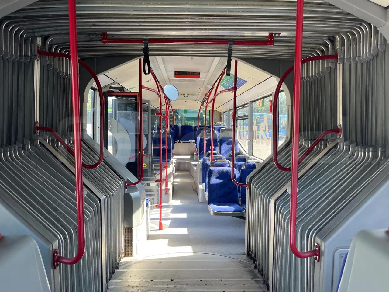 Mercedes-Benz Citaro G O530/Euro 4 - 260 Kw - 17,940 Mt - reverse view middle aisle