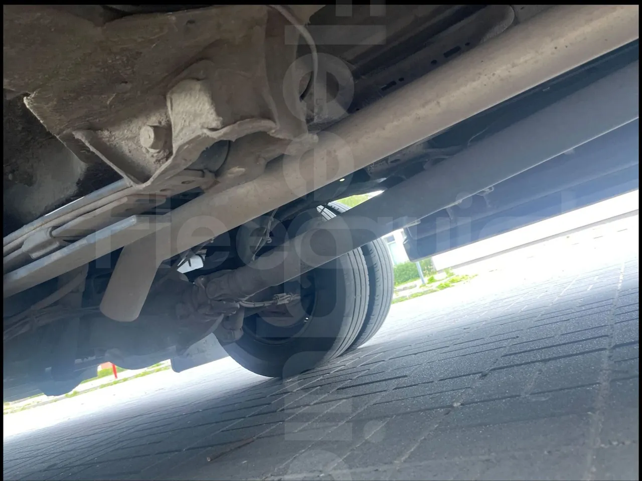 Mercedes-Benz Sprinter 519 CDI - front air springs right
