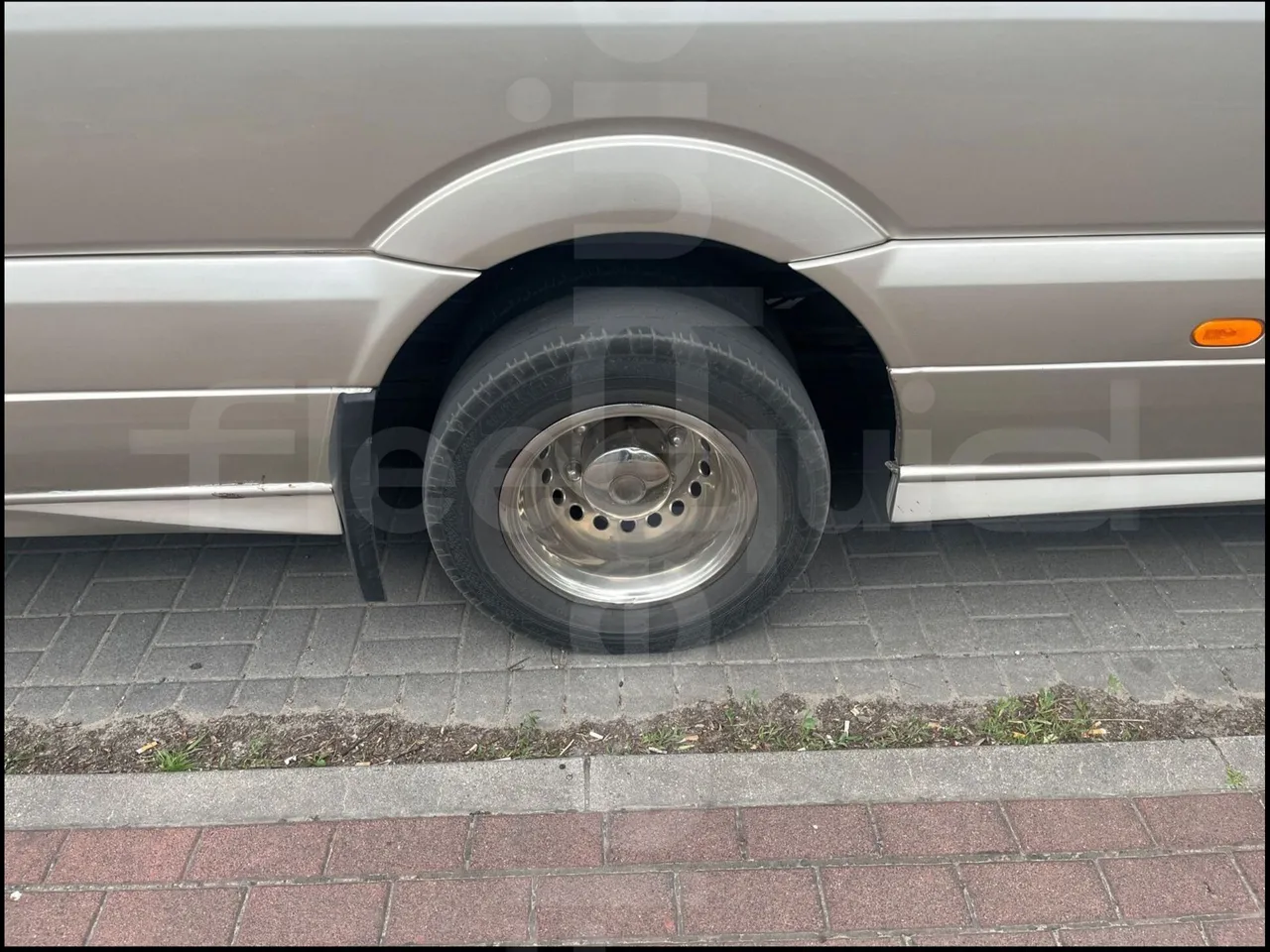 Mercedes-Benz Sprinter 519 CDI - tread condition front tires right